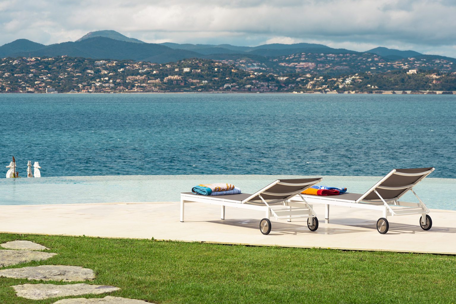 St Tropez Villa Rentals with a Sea View